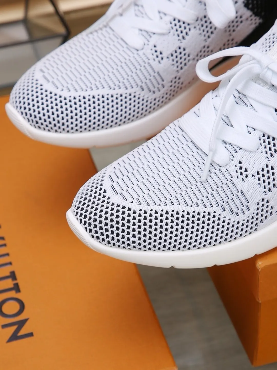 Men's shoes 💰P420💰"LOUI* VUITTO*" latest popular men's casual shoes ✔️This model is made of the original breathable fly woven fabric. The real thing is super shiny⚡️ Fashionable and versatile. The toe last shape is firm and full. The soles are LV original molds and can be put in and out at will. It is light and comfortable for the foot~Purely handmade, details determine the quality! Size:38-44